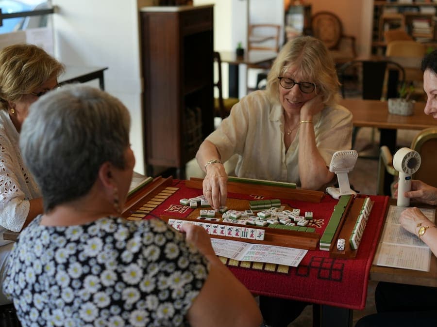 Sekelompok teman bermain mahjong bersama