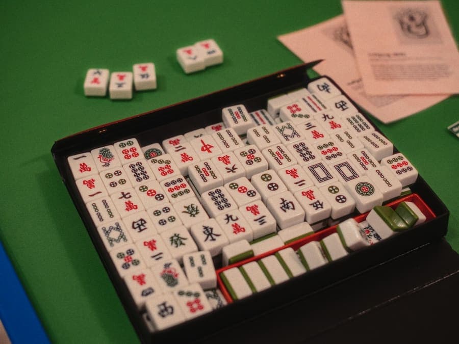 Set mahjong di atas meja berlapis kain hijau